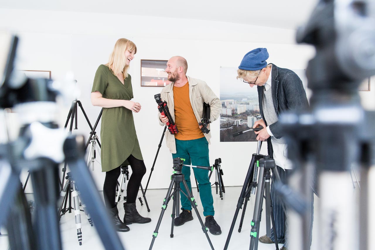 "Rollei übergibt gespendete Stative"